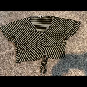 Cute tie in the front short sleeve!